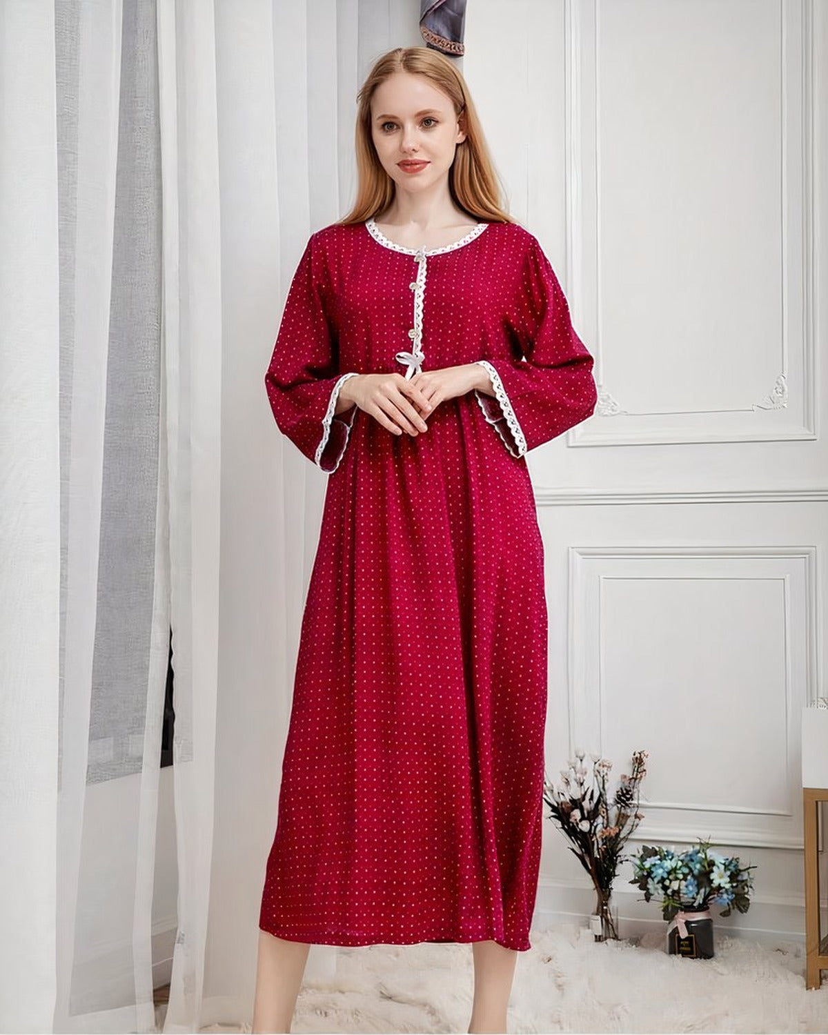 Nuisette longue rouge a pois blancs portee par une femme blonde debout, vue de face
