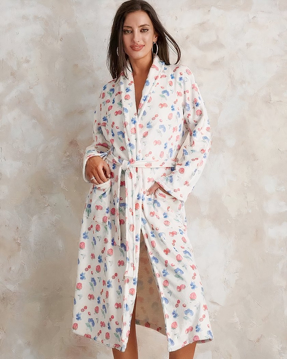 Peignoir polaire blanc cassé à motif floral porté par un modèle souriant, vue de face