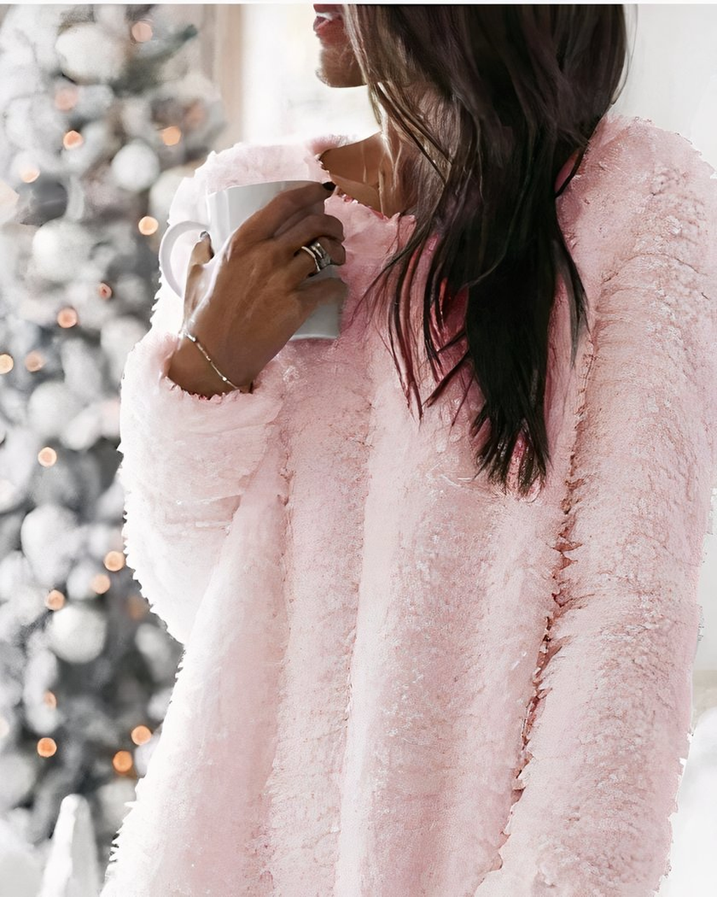 Robe de nuit rose surdimensionnee portee, vue de trois-quarts avec tasse