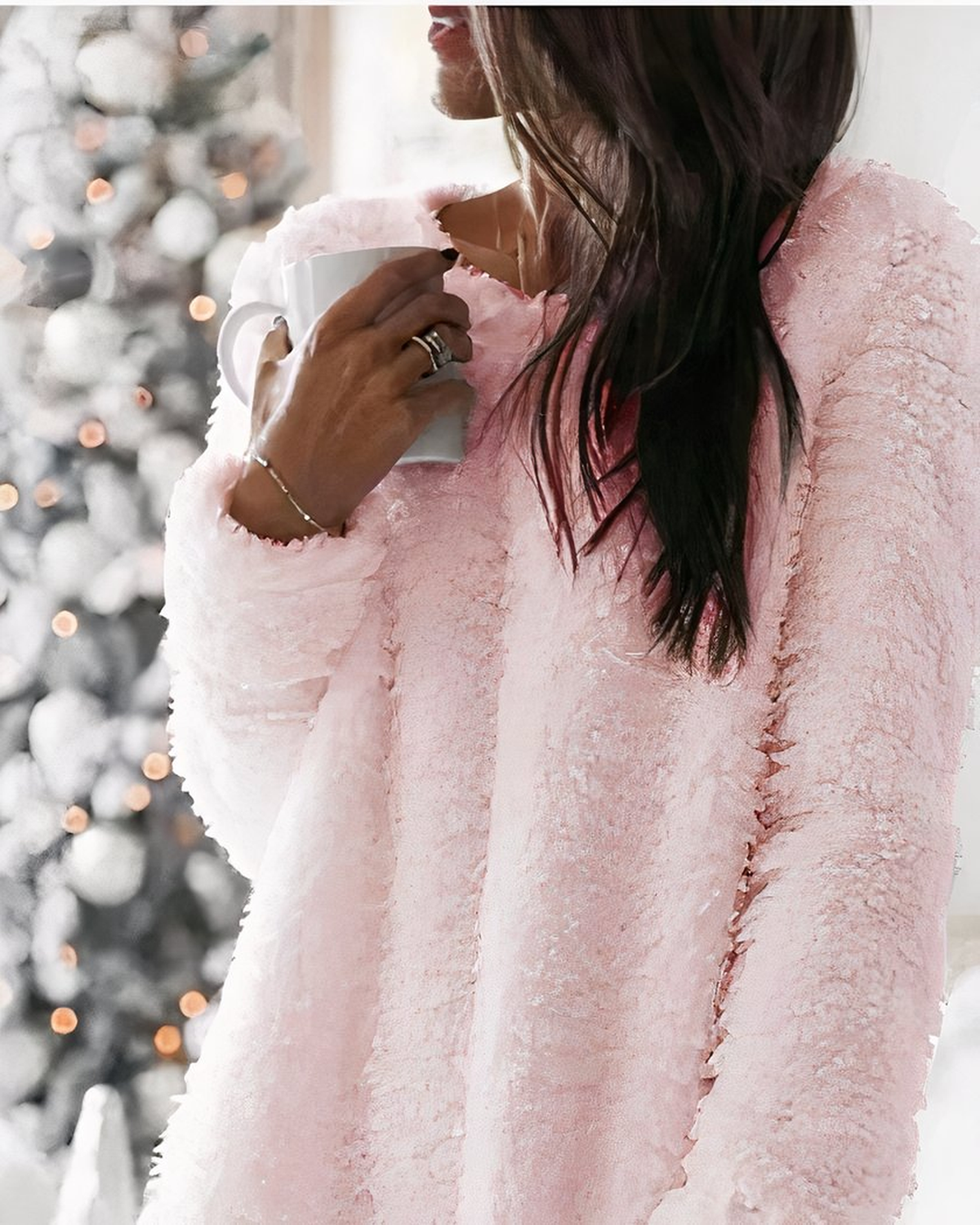 Robe de nuit rose surdimensionnee portee, vue de trois-quarts avec tasse