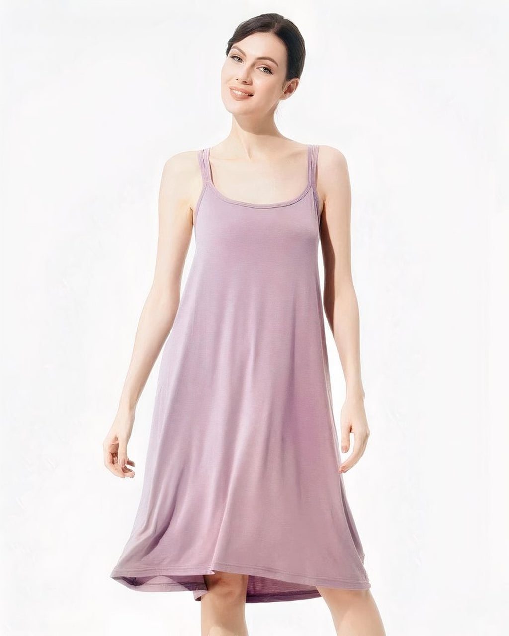 Femme souriante portant la nuisette courte violette a dos nu, vue de face, coupe evasee
