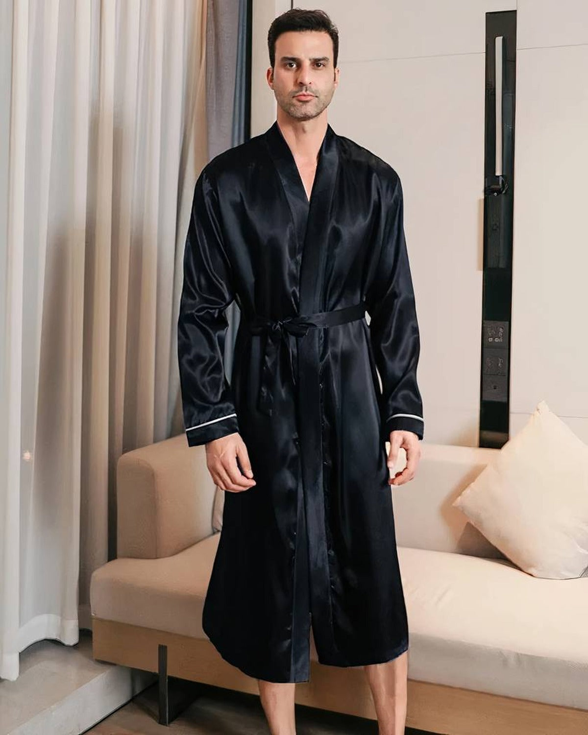 Robe de chambre satinee noire portee, homme debout de face