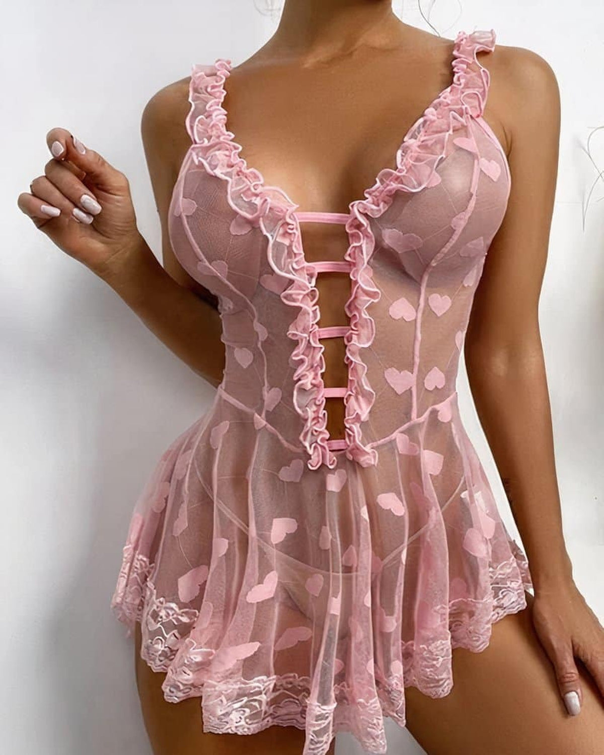 Nuisette rose a coeurs portee, decollete plongeant en V et brides centrales