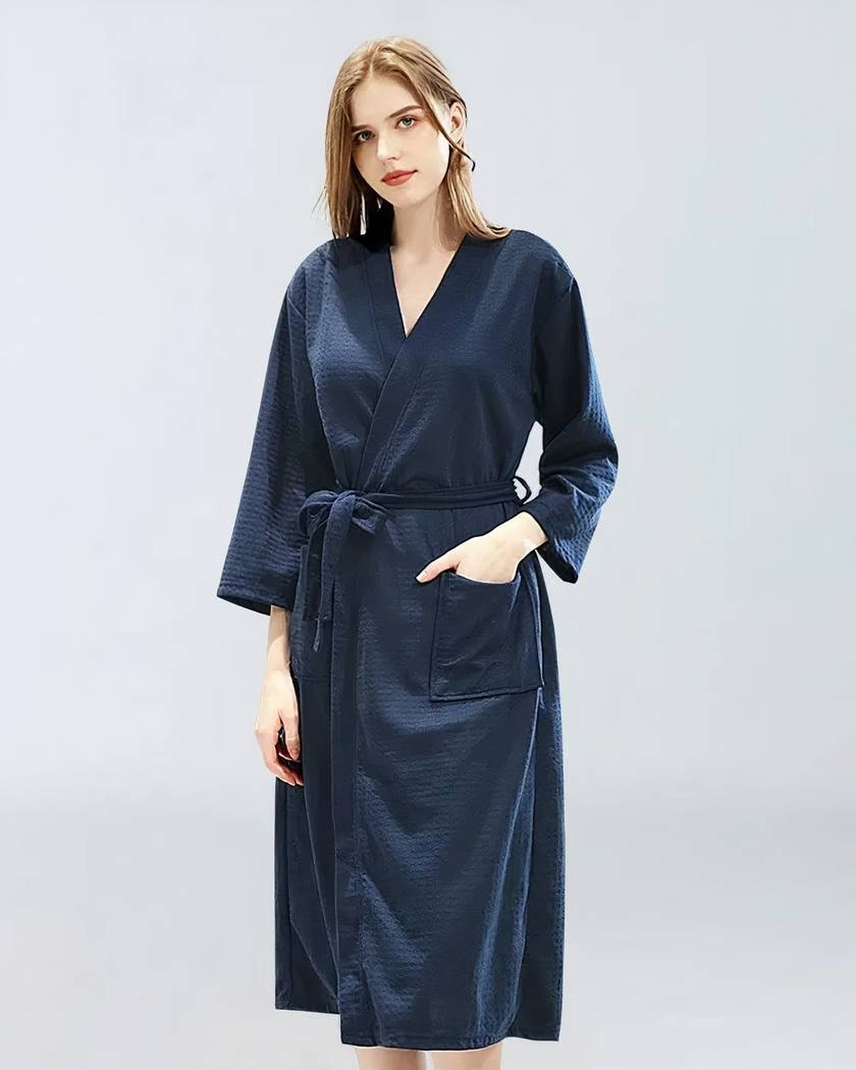 Femme portant un peignoir de bain bleu, vue de face