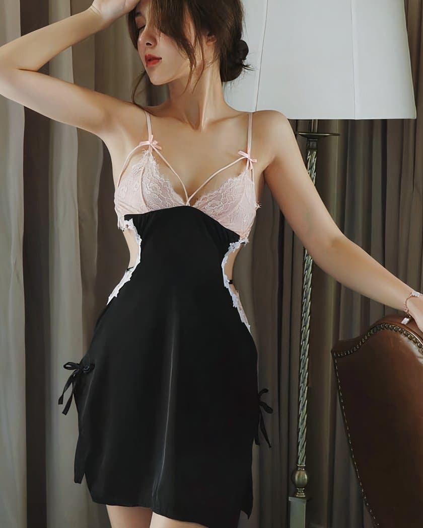 Nuisette fendue en satin noir et dentelle rose brodée, portée de face