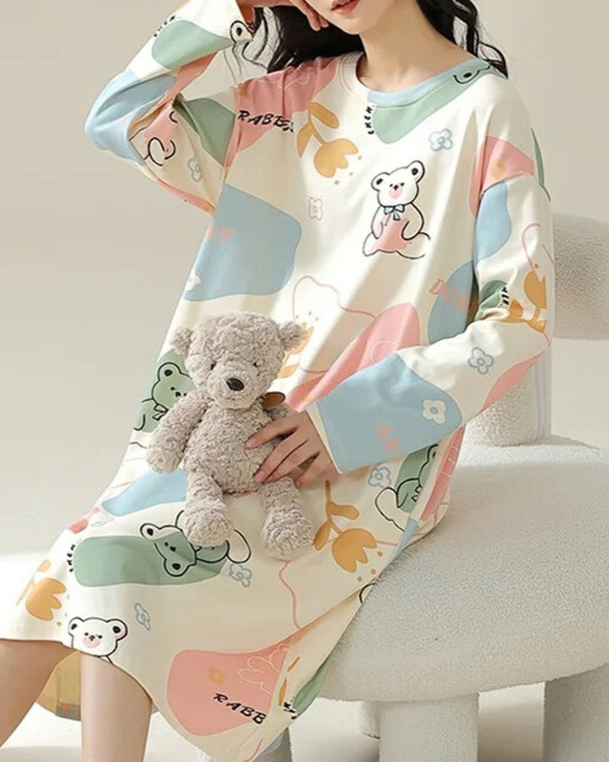 Chemise de nuit a motifs oursons portee assise, tenue cocooning douce