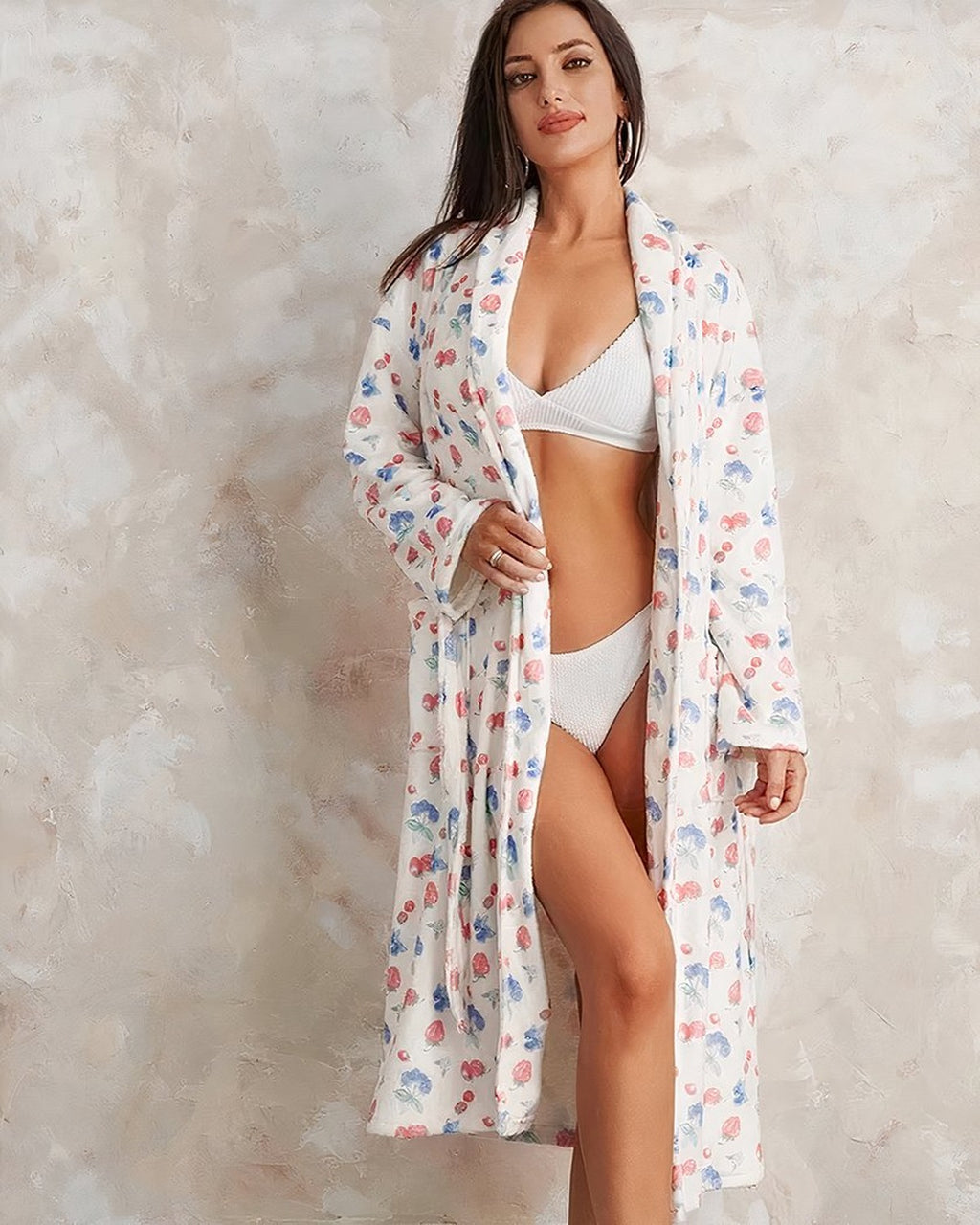 Peignoir polaire blanc cassé à motif floral porté entrouvert sur lingerie blanche, pose trois-quarts