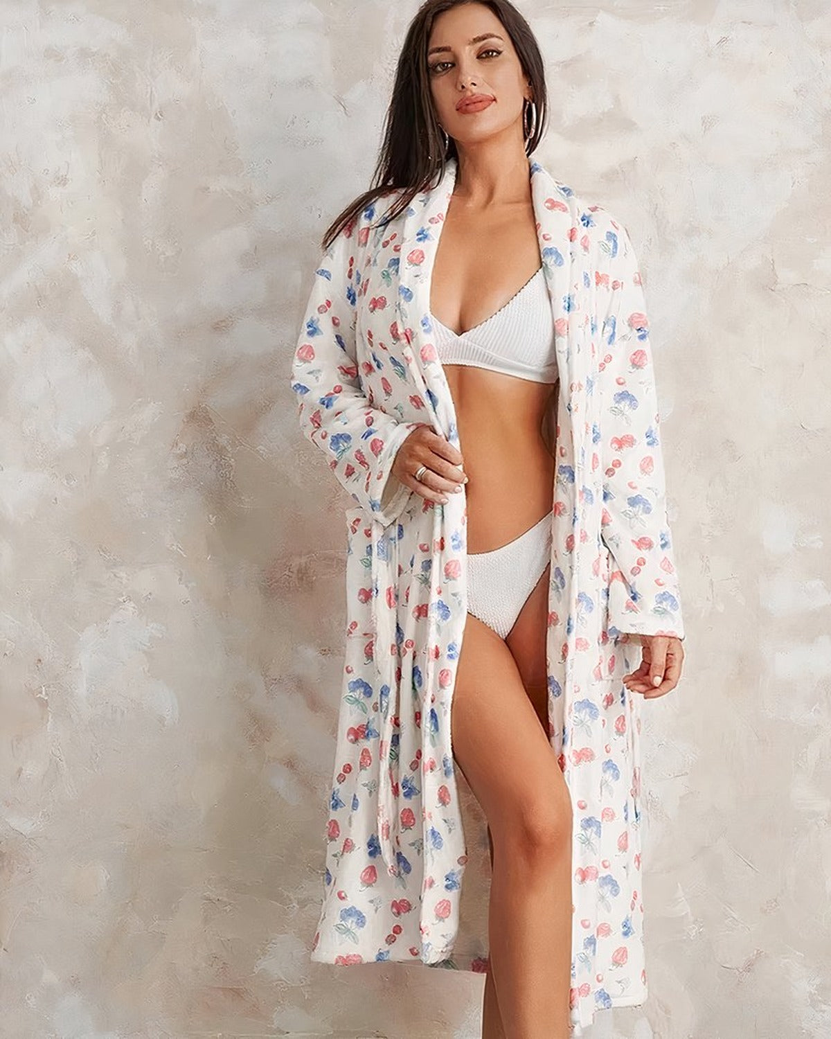 Peignoir polaire blanc cassé à motif floral porté entrouvert sur lingerie blanche, pose trois-quarts