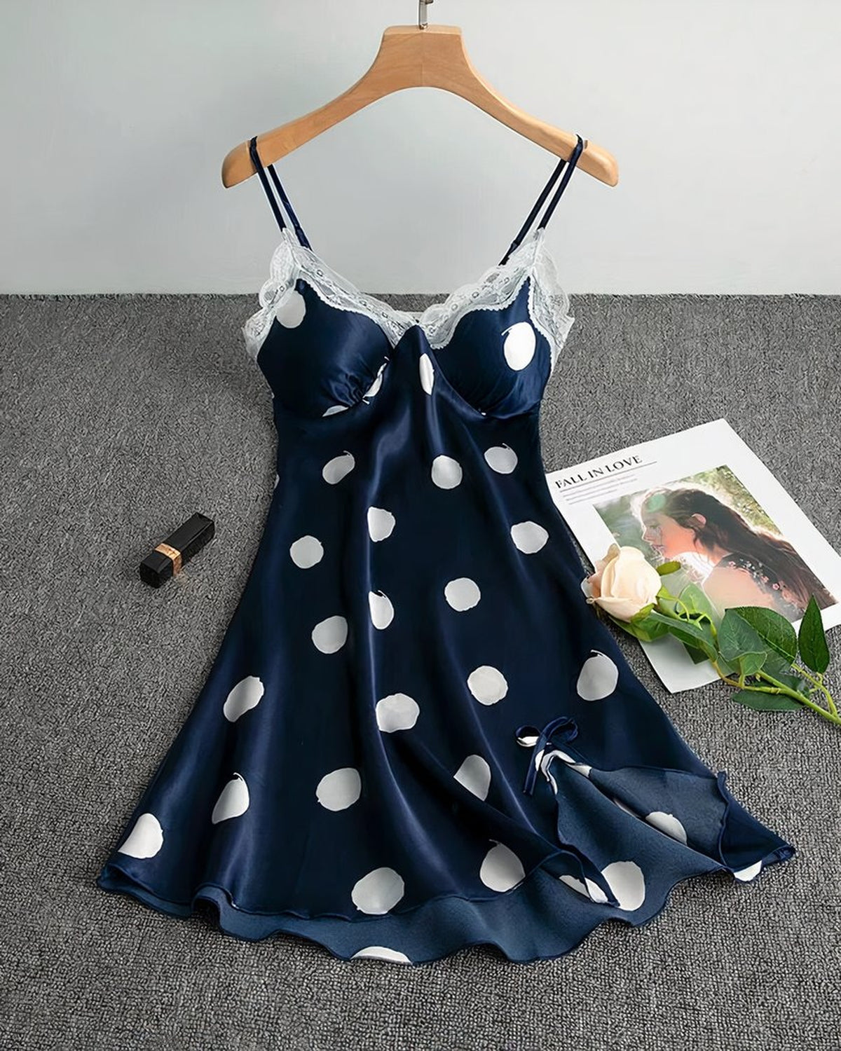 Robe de nuit bleue à pois et dentelle présentée sur cintre