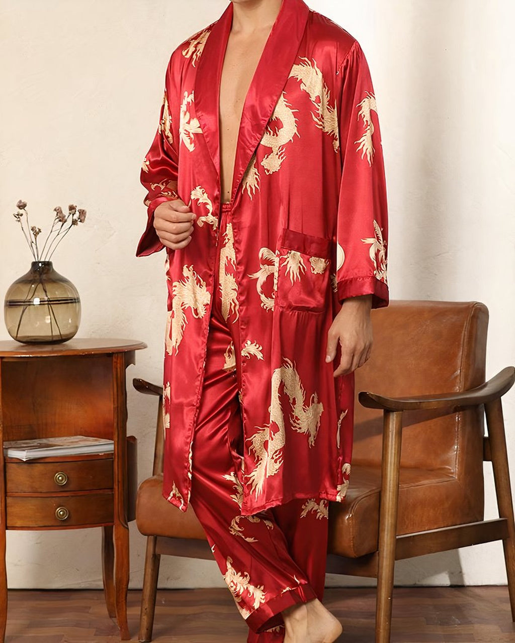 Kimono homme satin rouge entrouvert sur le torse, imprimé dragon doré et pantalon assorti
