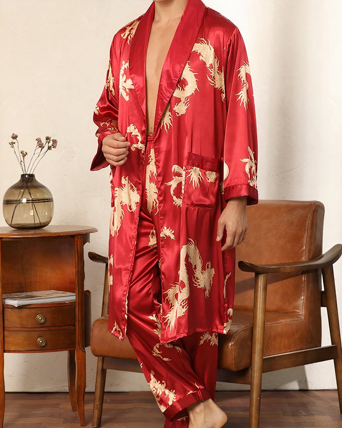 Kimono homme satin rouge entrouvert sur le torse, imprimé dragon doré et pantalon assorti