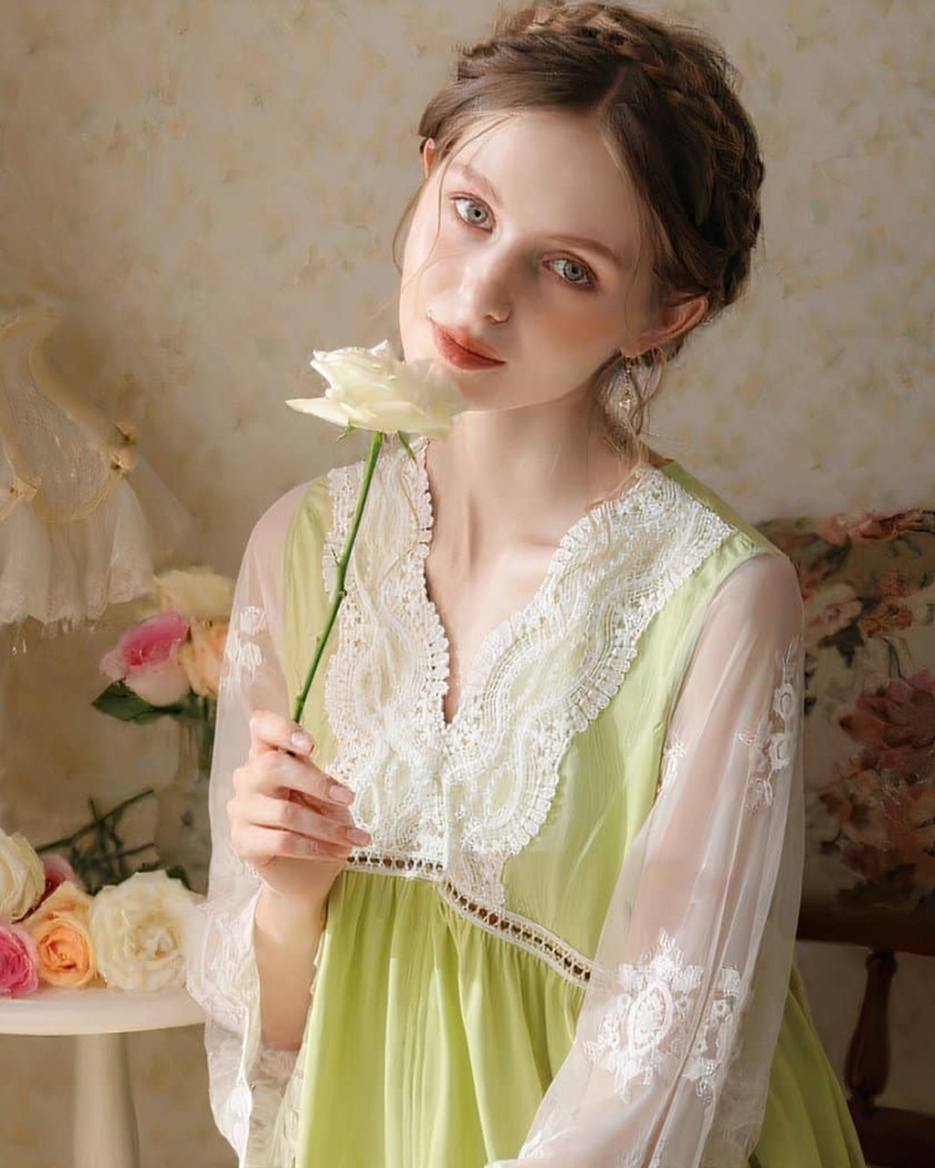 Robe de nuit verte en coton, portee de face en plan buste, visage serein