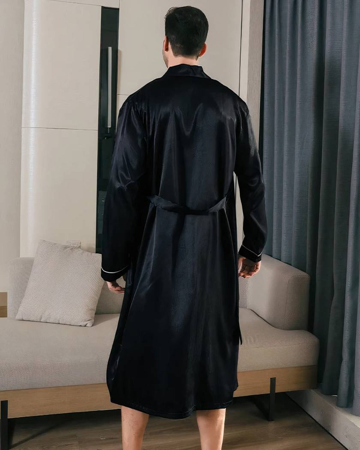 Robe de chambre satinee noire, vue de dos, ceinture nouee