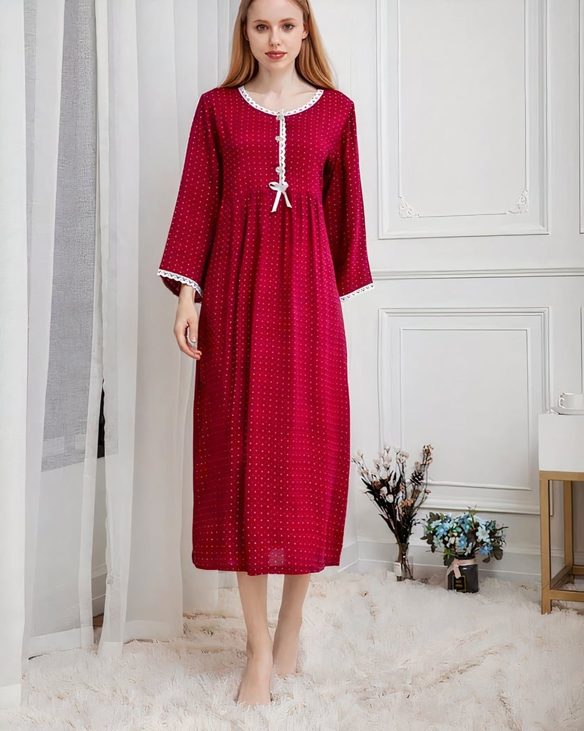 Nuisette longue rouge a pois blancs portee debout, vue en pied, dentelle blanche au col et poignets