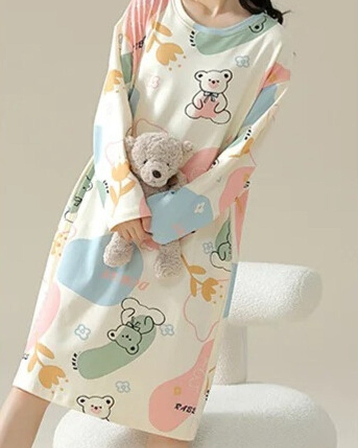 Chemise de nuit longue a motifs oursons pastel portee, peluche assortie
