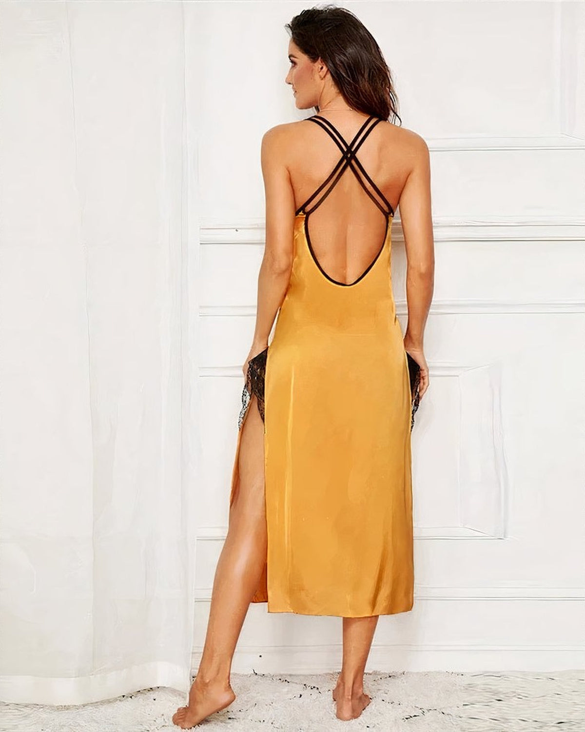 Dos nu de la nuisette longue jaune et ses fines bretelles noires croisées