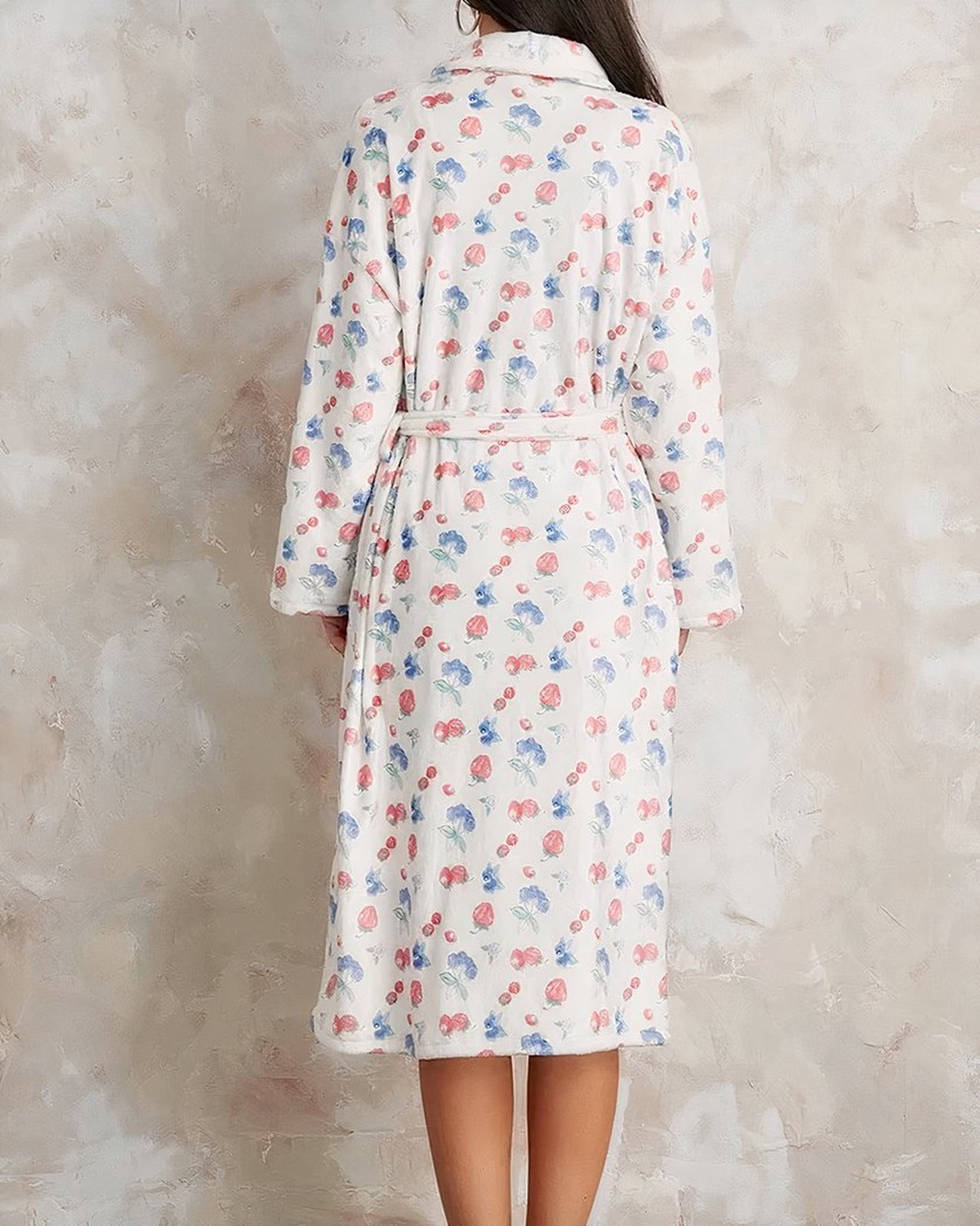 Peignoir polaire blanc cassé à motif floral vu de dos