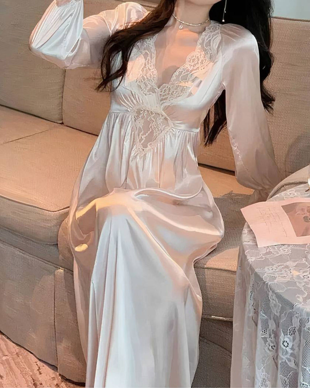 Nuisette manches longues en dentelle champagne portée assise