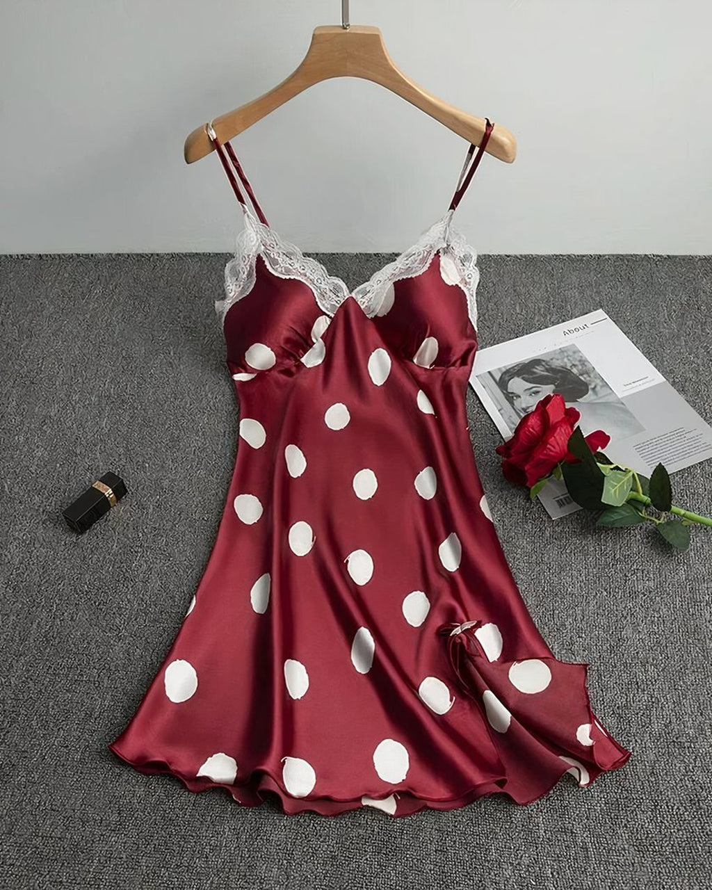 Robe de nuit rouge à pois et dentelle présentée sur cintre