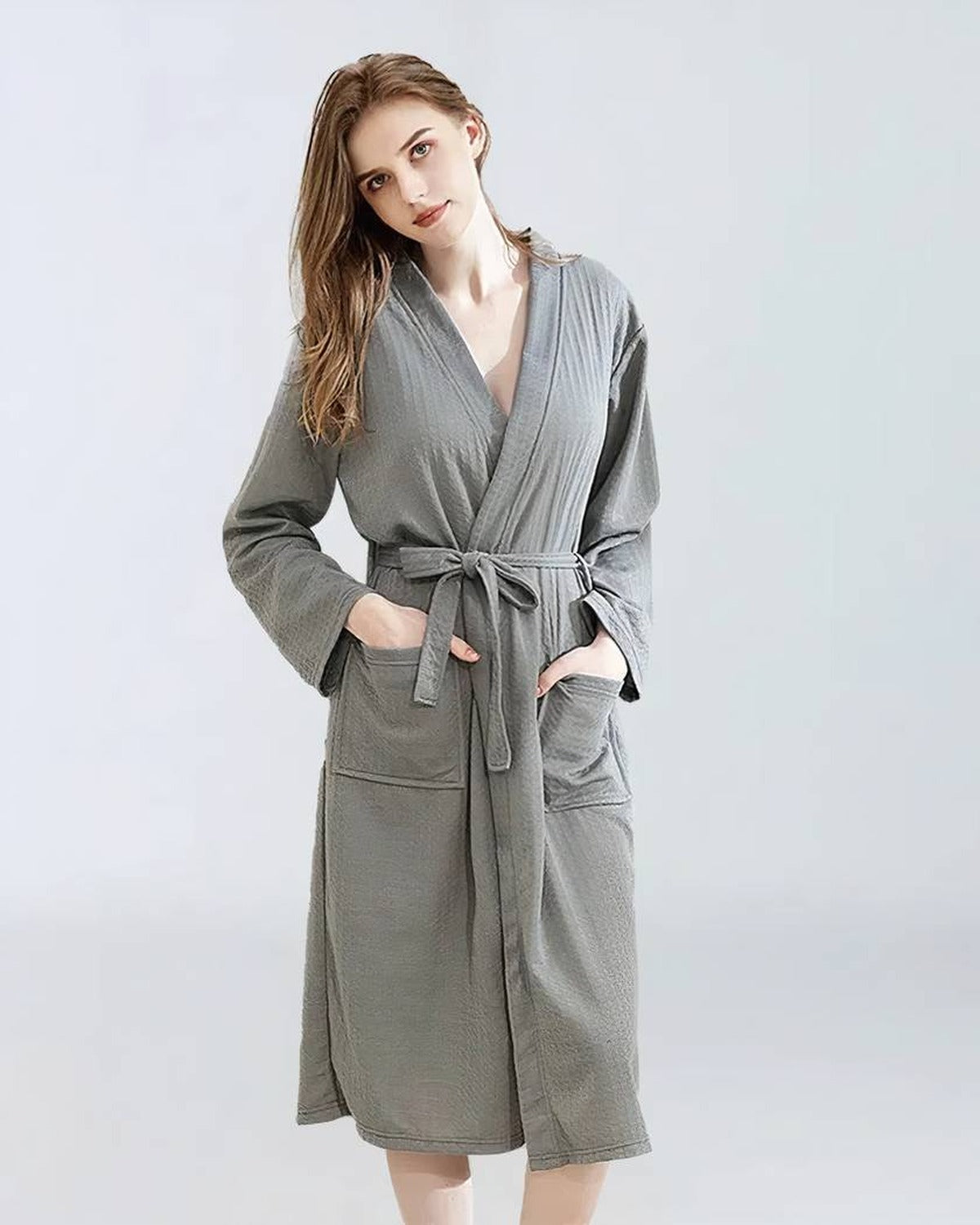 Femme portant un peignoir de bain gris, vue de face