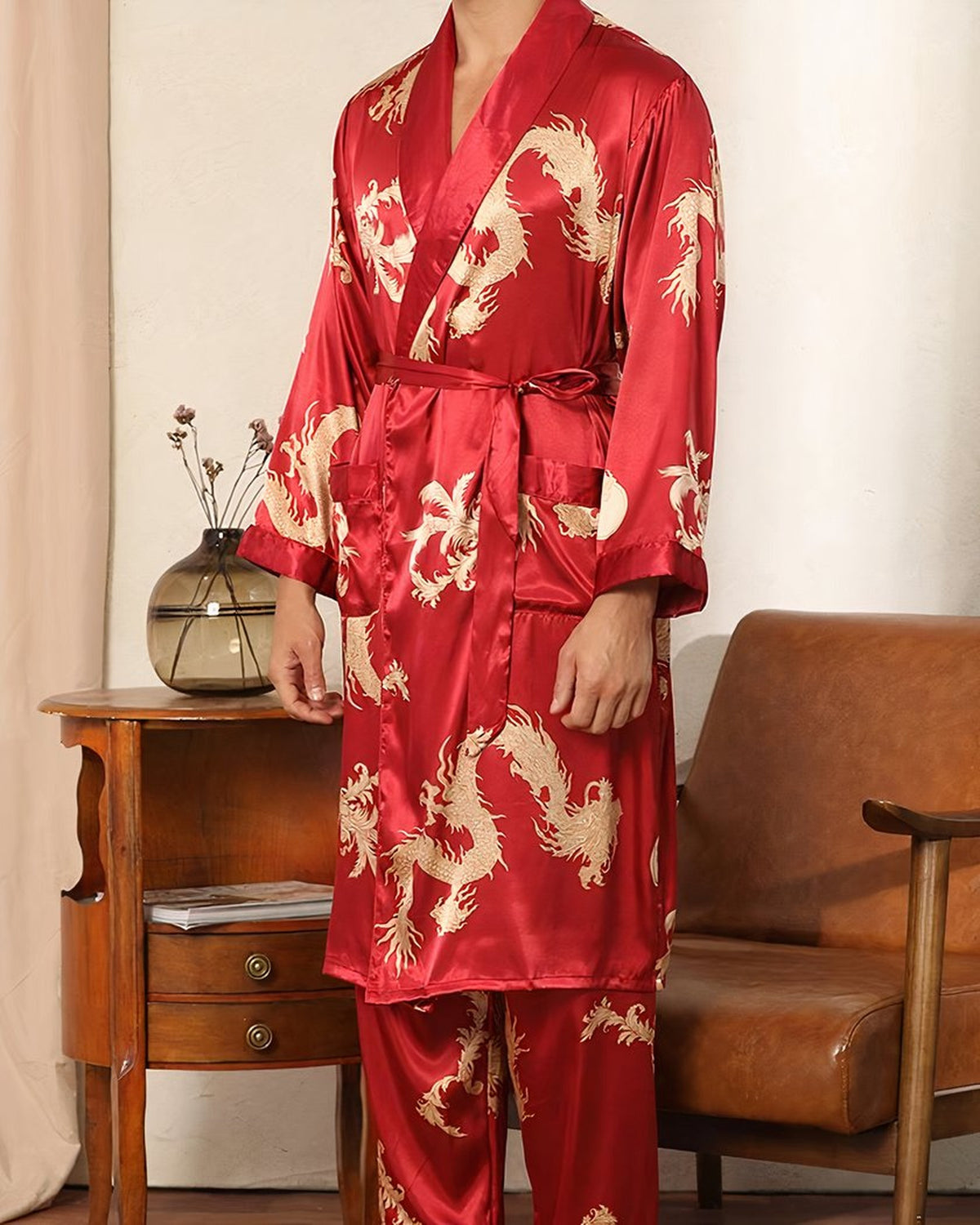 Vue de dos du kimono homme satin rouge à imprimé dragon, ceinture nouée