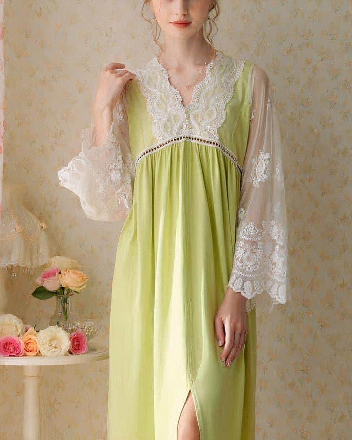 Robe de nuit verte en coton, portée dans un boudoir vintage