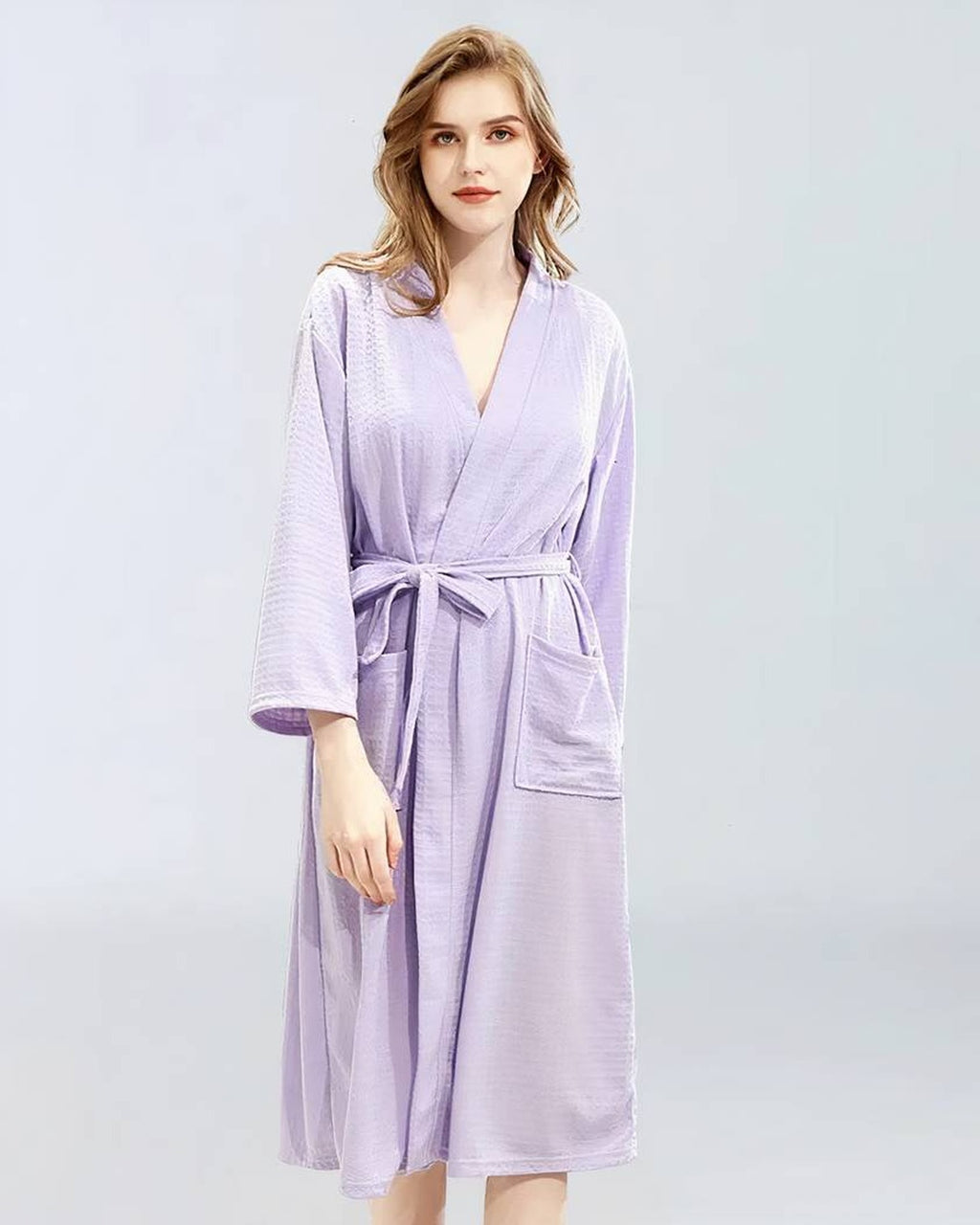 Femme portant un peignoir de bain violet, vue de face