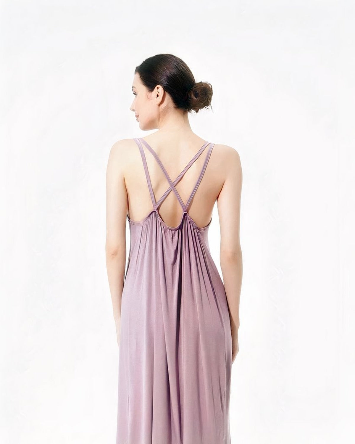 Vue de dos de la nuisette courte violette, bretelles croisees en X, dos nu plongeant, drape fronce
