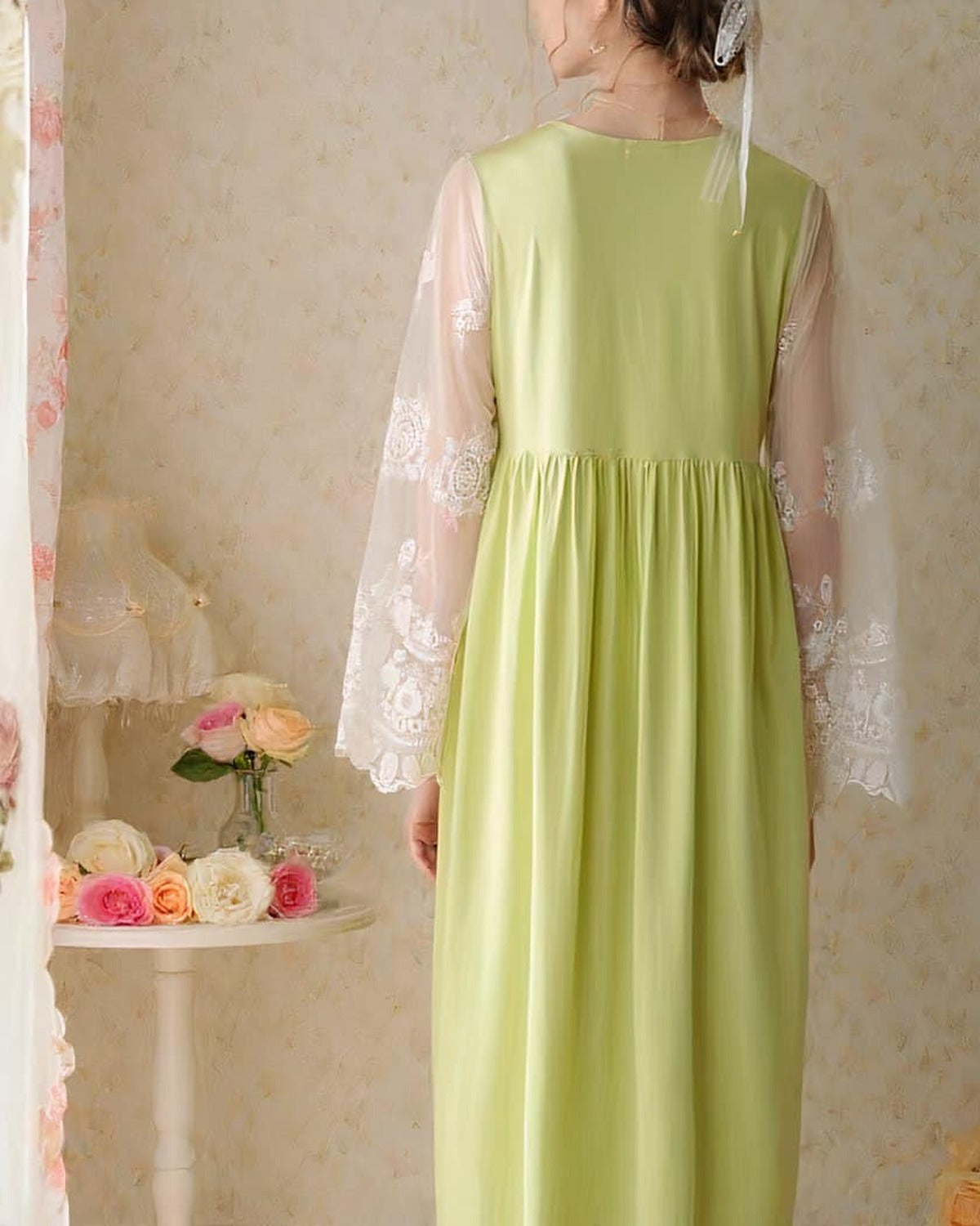 Robe de nuit verte vue de dos, manches en dentelle brodée