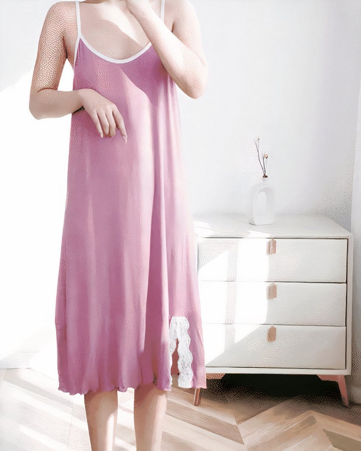 Nuisette rose poudrée portée, vue de face, liseré blanc et fente bordée de dentelle