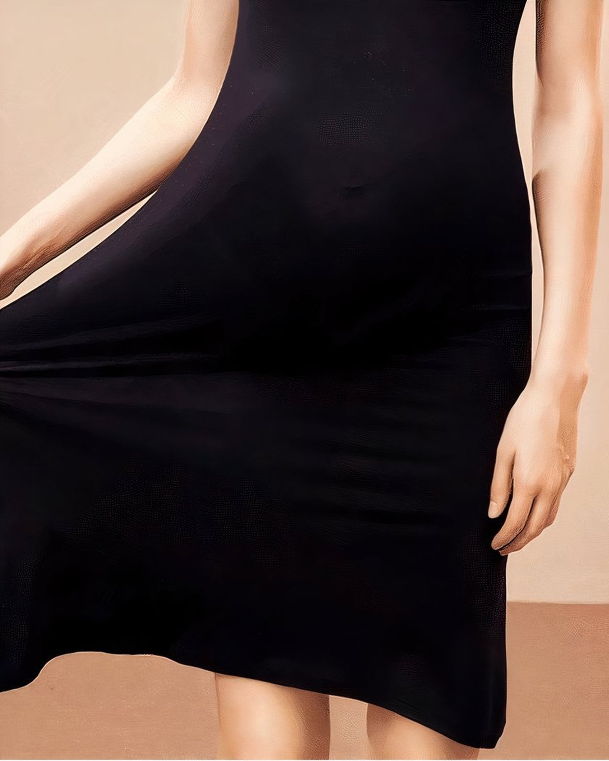 Vue de face de la nuisette d'allaitement noire portée, coupe fluide et ajustée