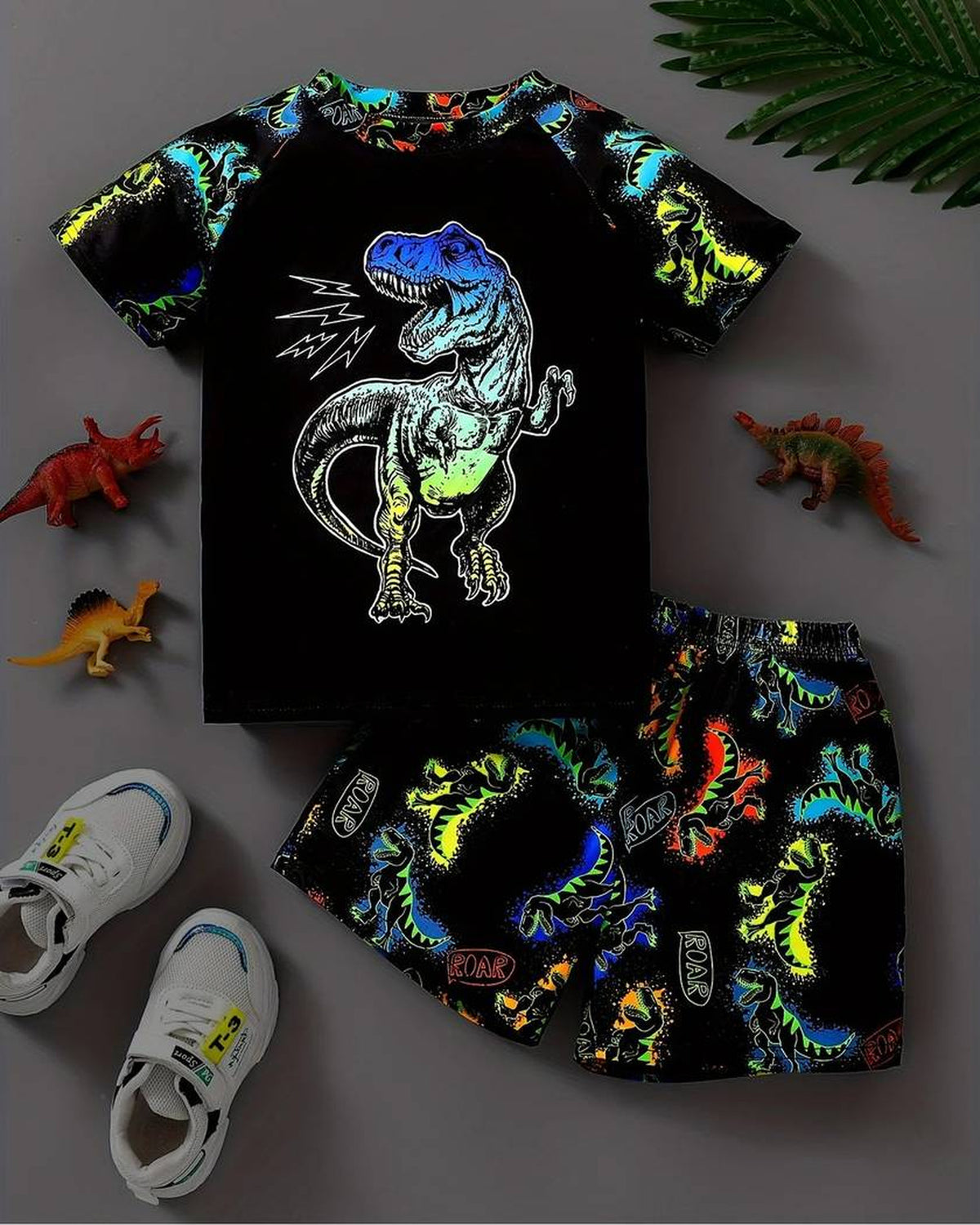 Pyjama garçon noir avec tyrannosaure vert et éclairs, short à petits dinosaures, modèle 2