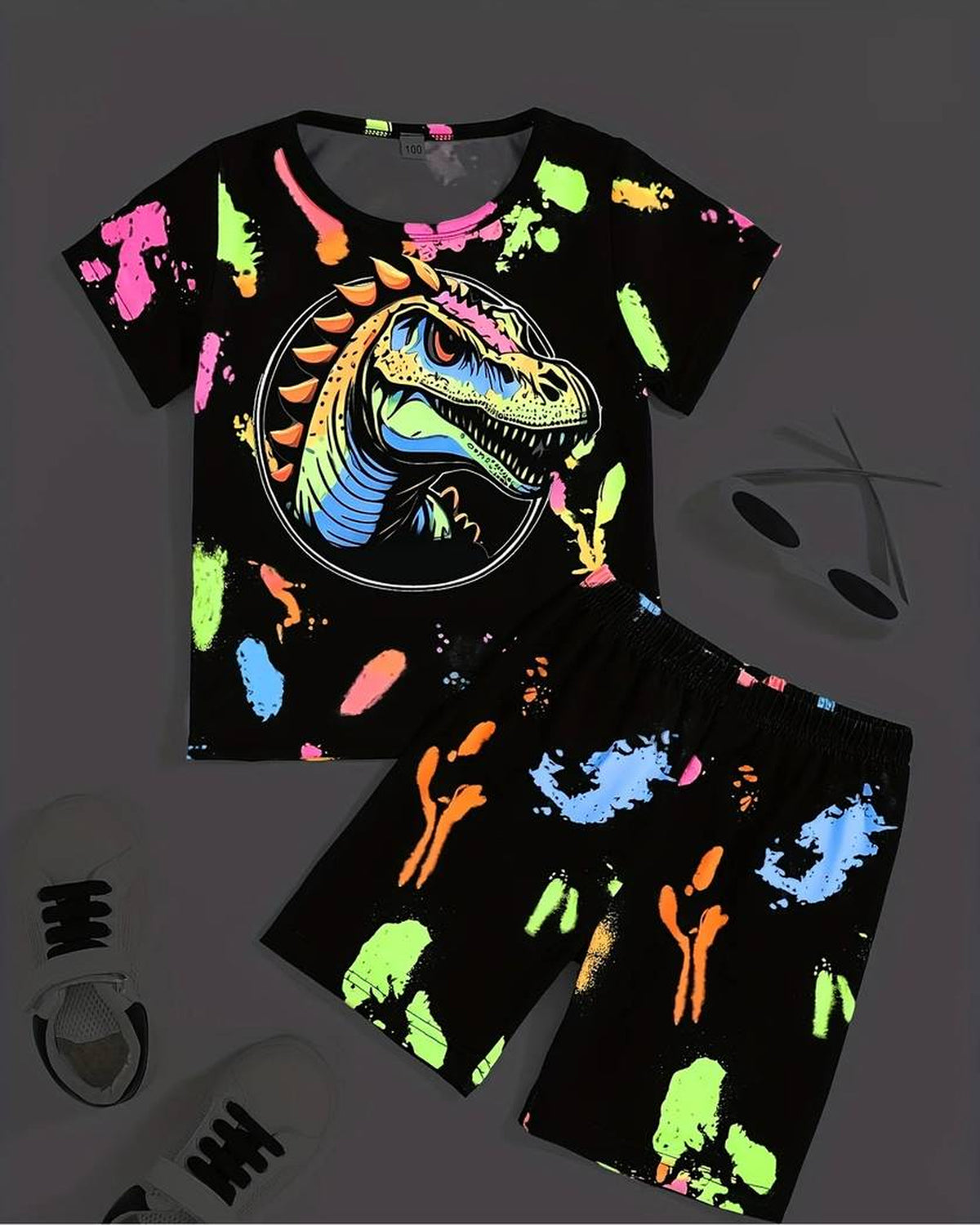 Pyjama garçon noir avec tête de dinosaure cerclée et taches de couleur, modèle 4