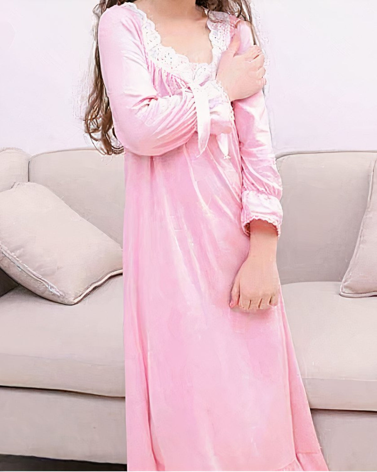 Chemise de nuit rose poudré pour petite fille portée, vue complète
