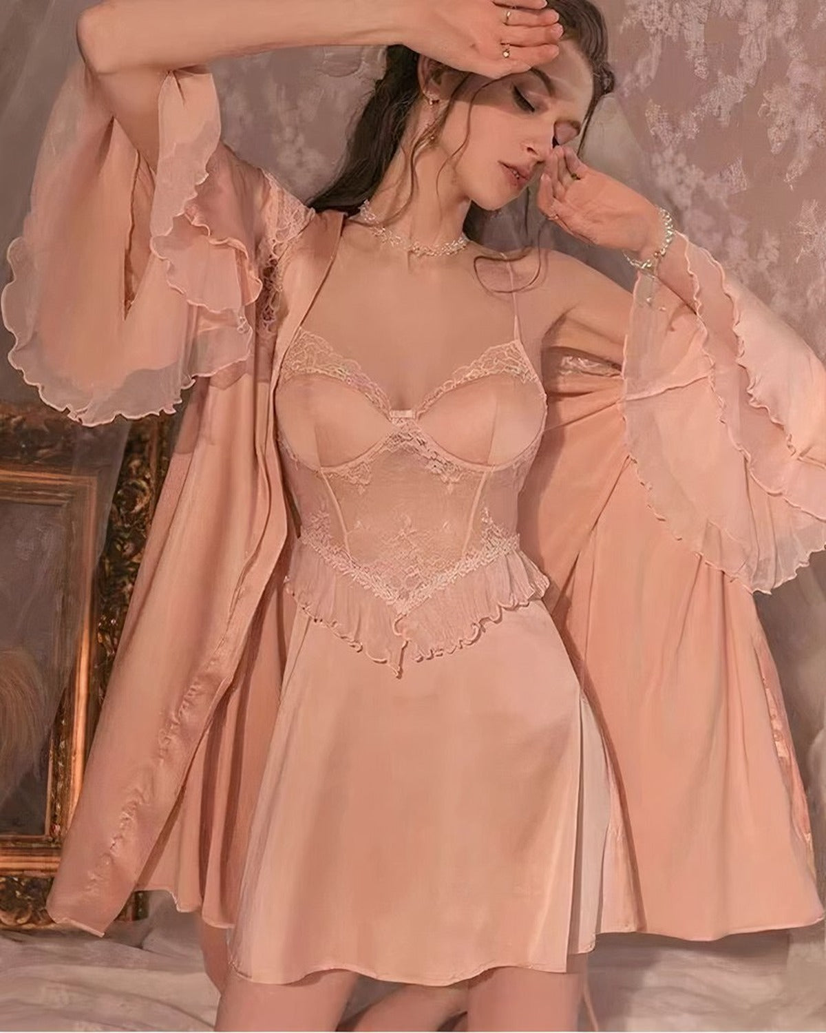 Ensemble nuisette et kimono rose en satin, porté par un modèle