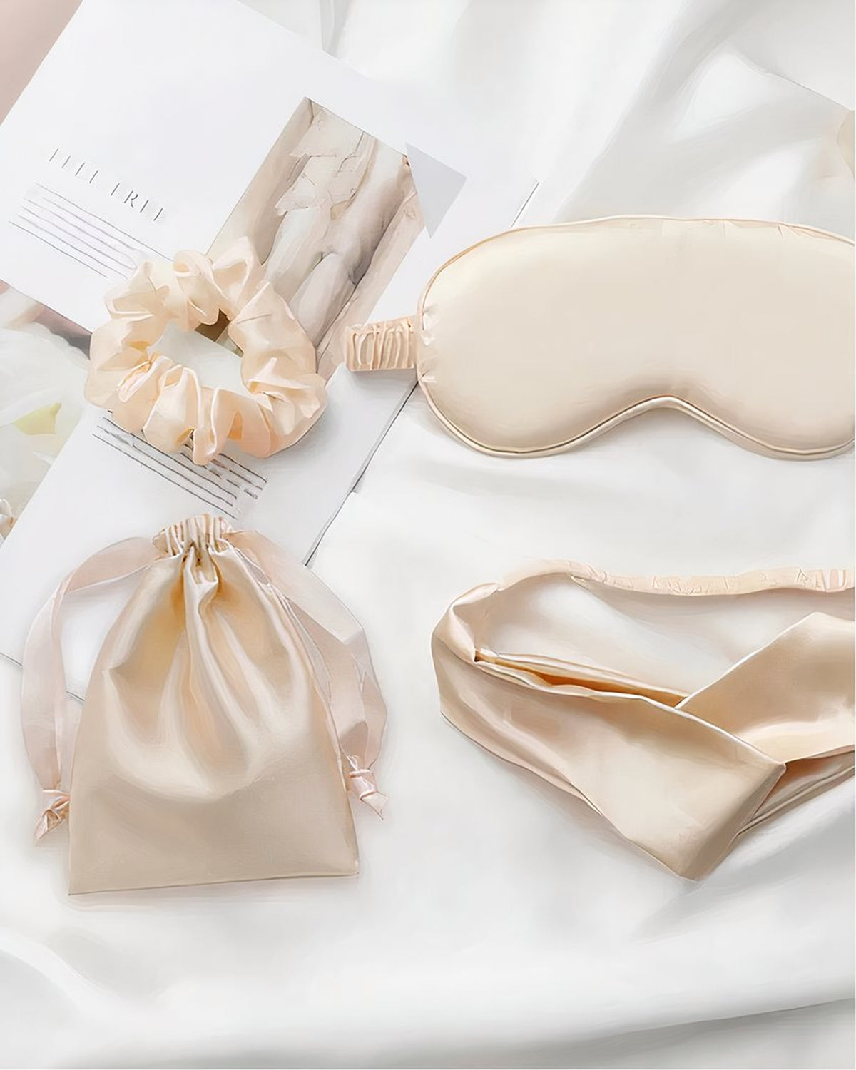 Kit complet nuit parfaite en soie synthétique champagne, les quatre accessoires à plat