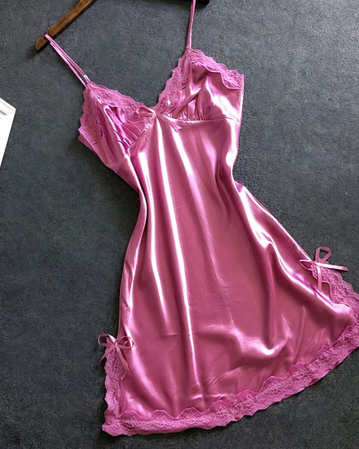 Nuisette en satin rose avec dentelle et petits nœuds, photo du produit