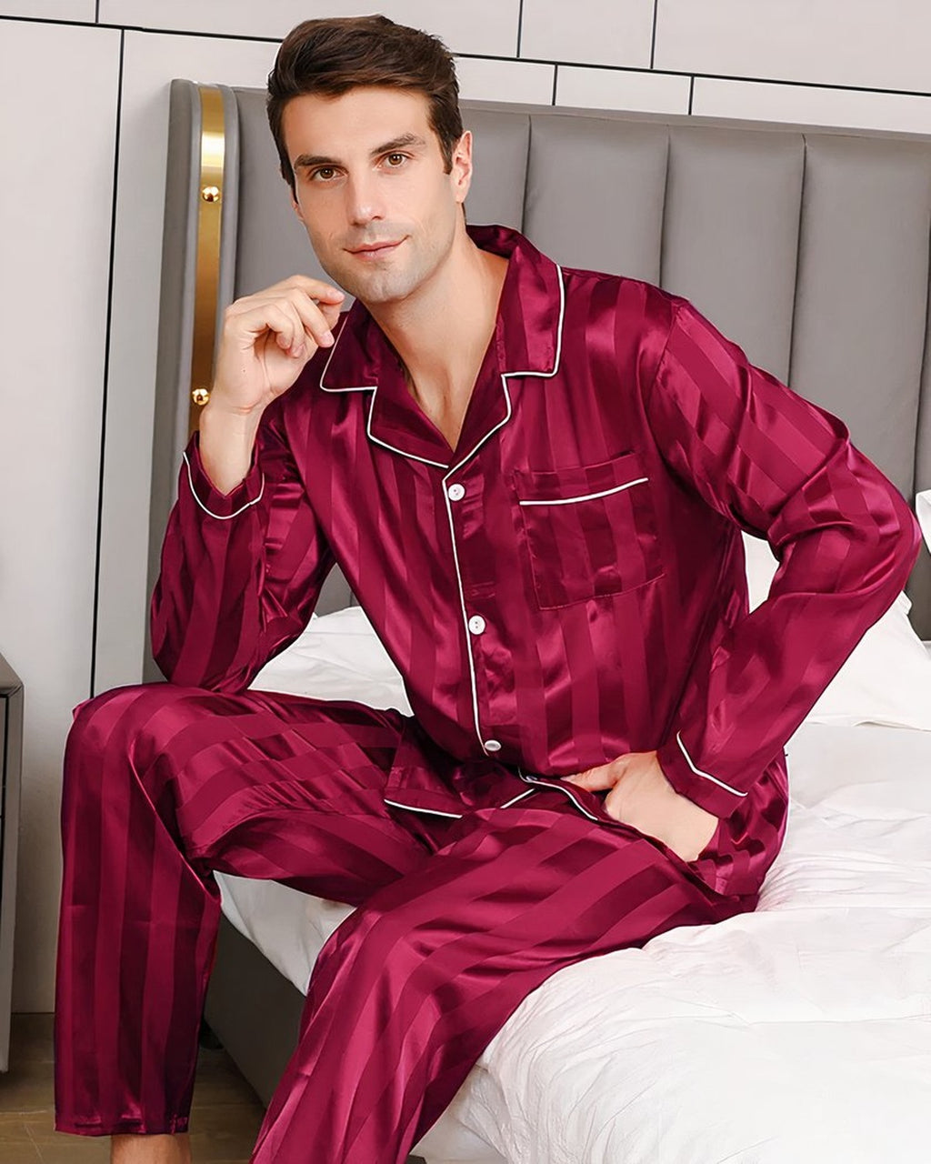 Modèle portant le pyjama homme satin bordeaux à rayures, vu de face, col tailleur à passepoil blanc