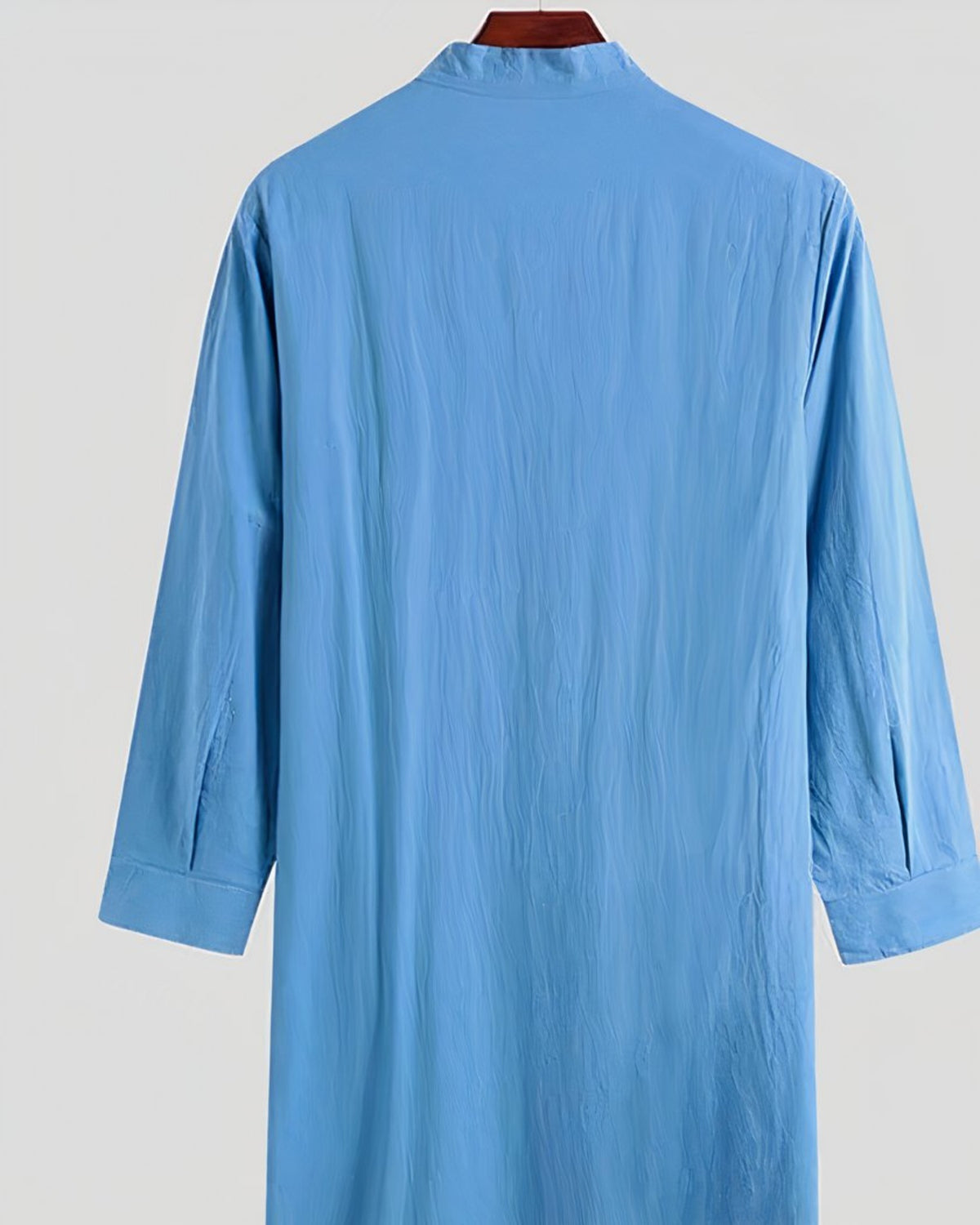 Chemise de nuit homme bleue sur cintre, vue de face