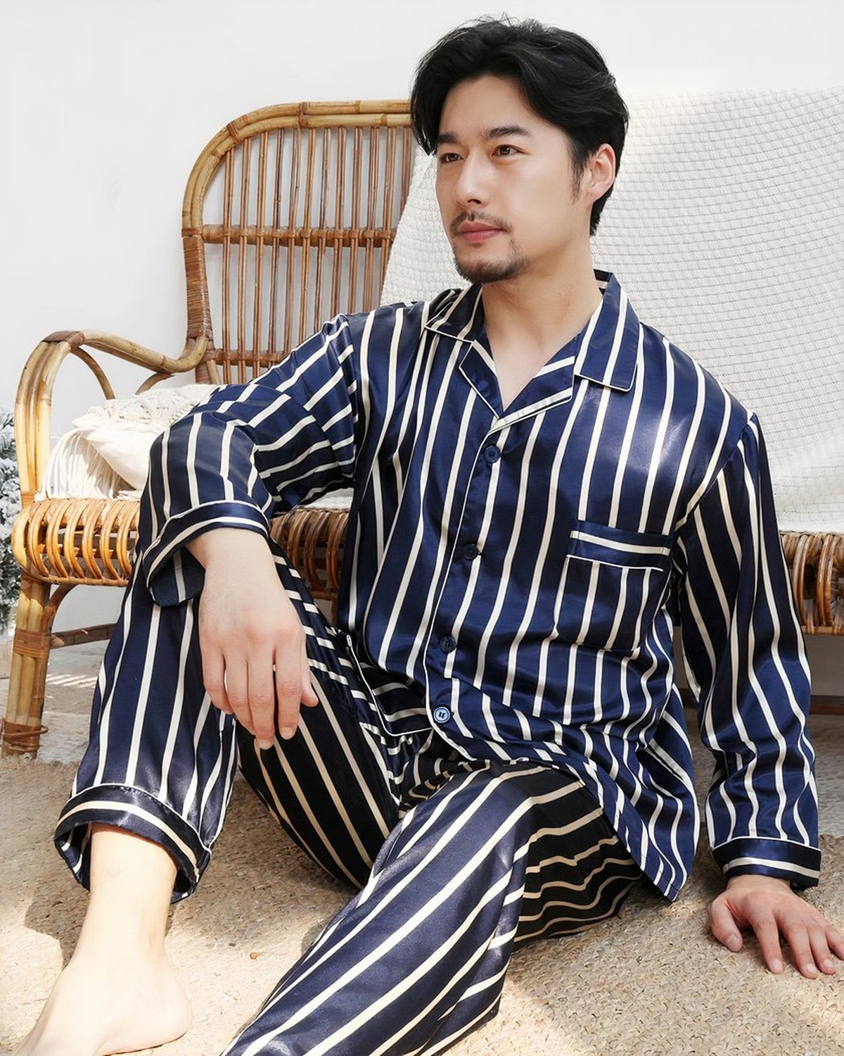 Pyjama homme bleu à rayures blanches, modèle assis détendu