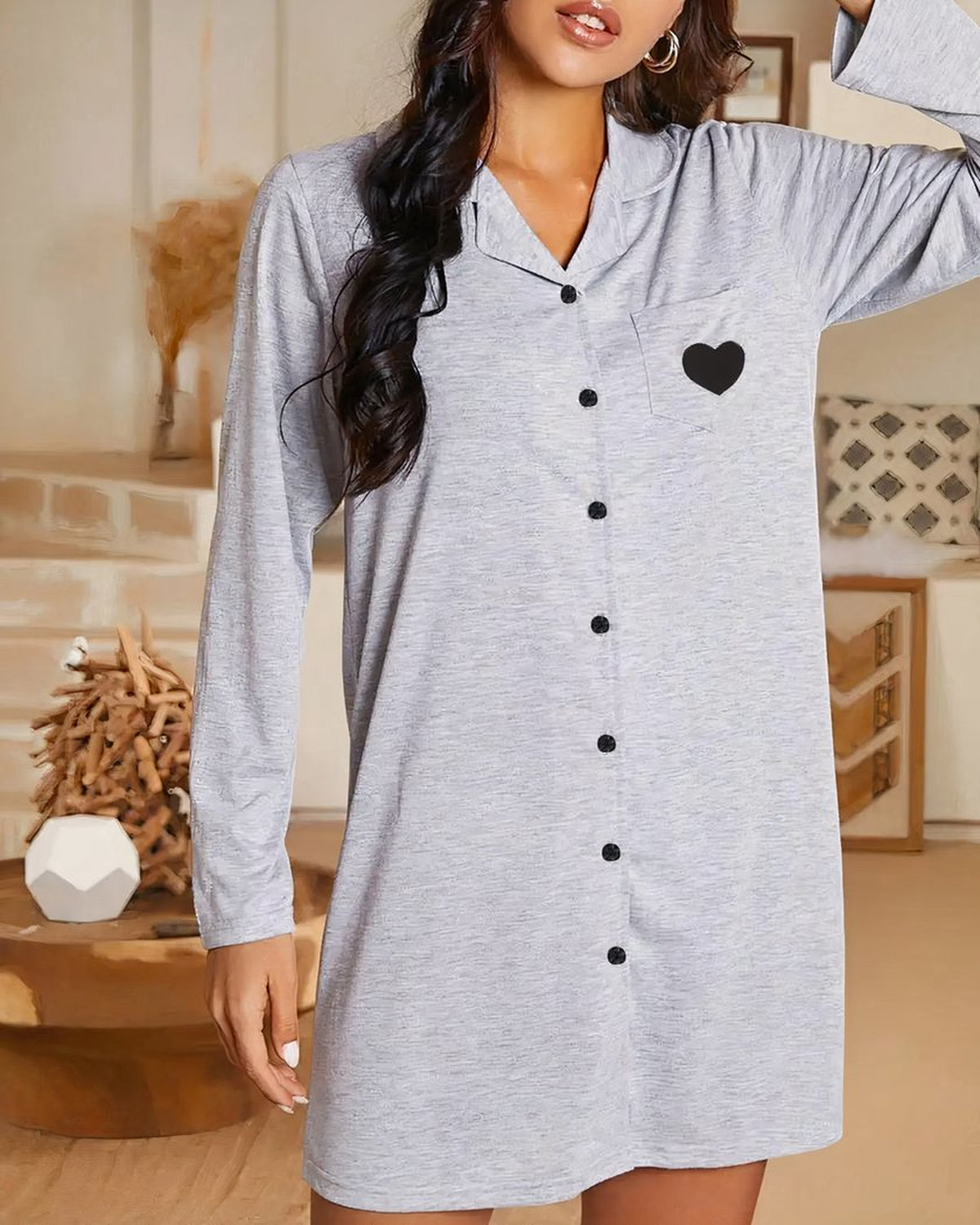 Robe de chambre grise boutonnée portée de face, sept boutons noirs alignés et poche à cœur