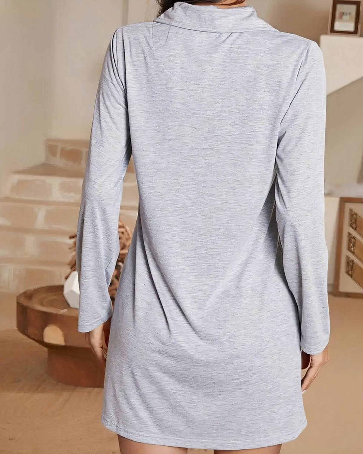 Robe de chambre grise boutonnée vue de dos, dos uni et manches longues