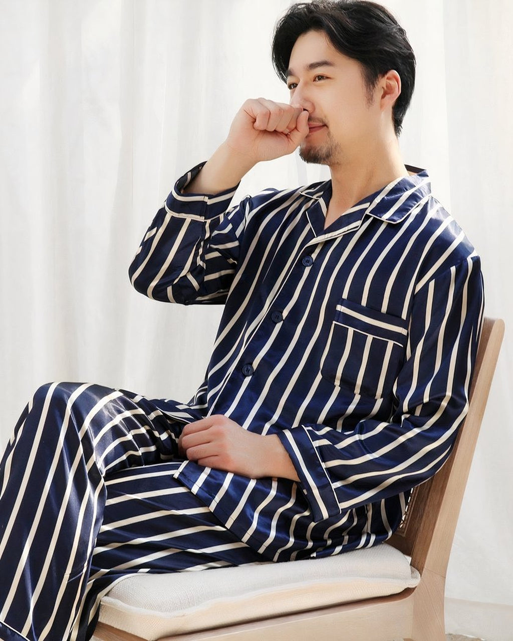 Pyjama homme bleu à rayures, modèle assis de trois-quarts