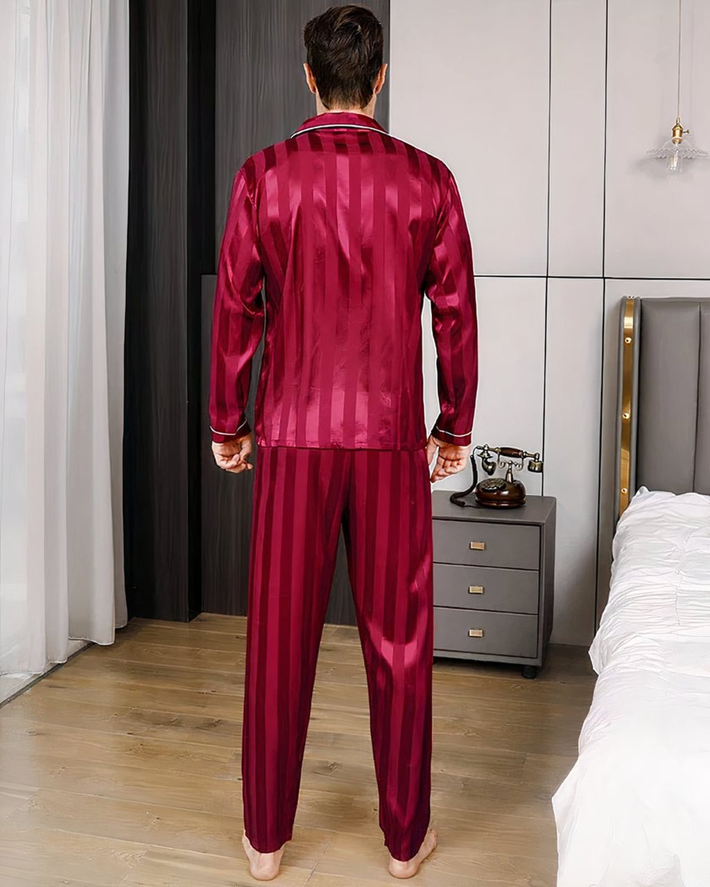 Modèle portant le pyjama homme satin bordeaux à rayures, vu de dos