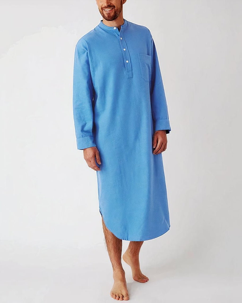 Modèle portant chemise de nuit bleue de face