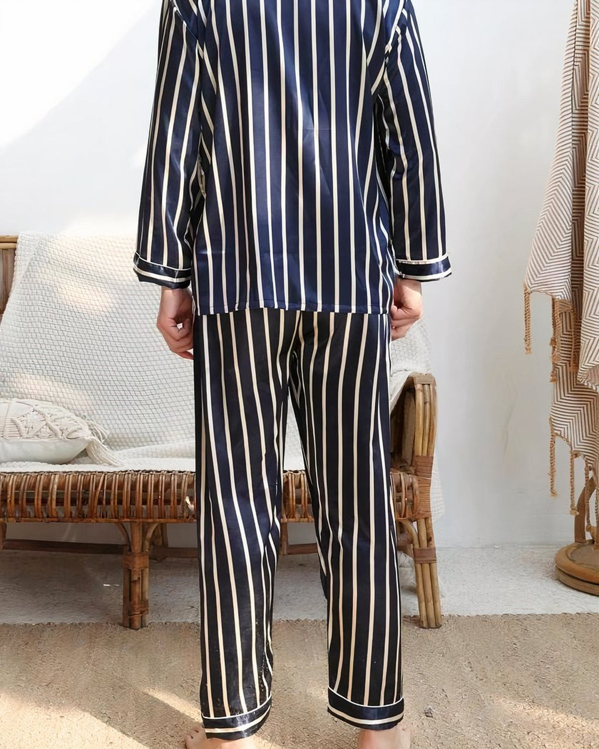 Pyjama homme bleu à rayures, vue de dos debout