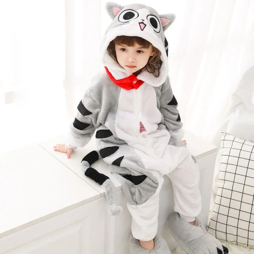 Combinaison pyjama enfant chat gris portée, photo fournisseur