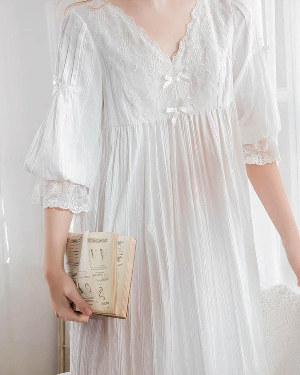 Nuisette blanche longue à nœuds de satin, vue d'ensemble sur le buste