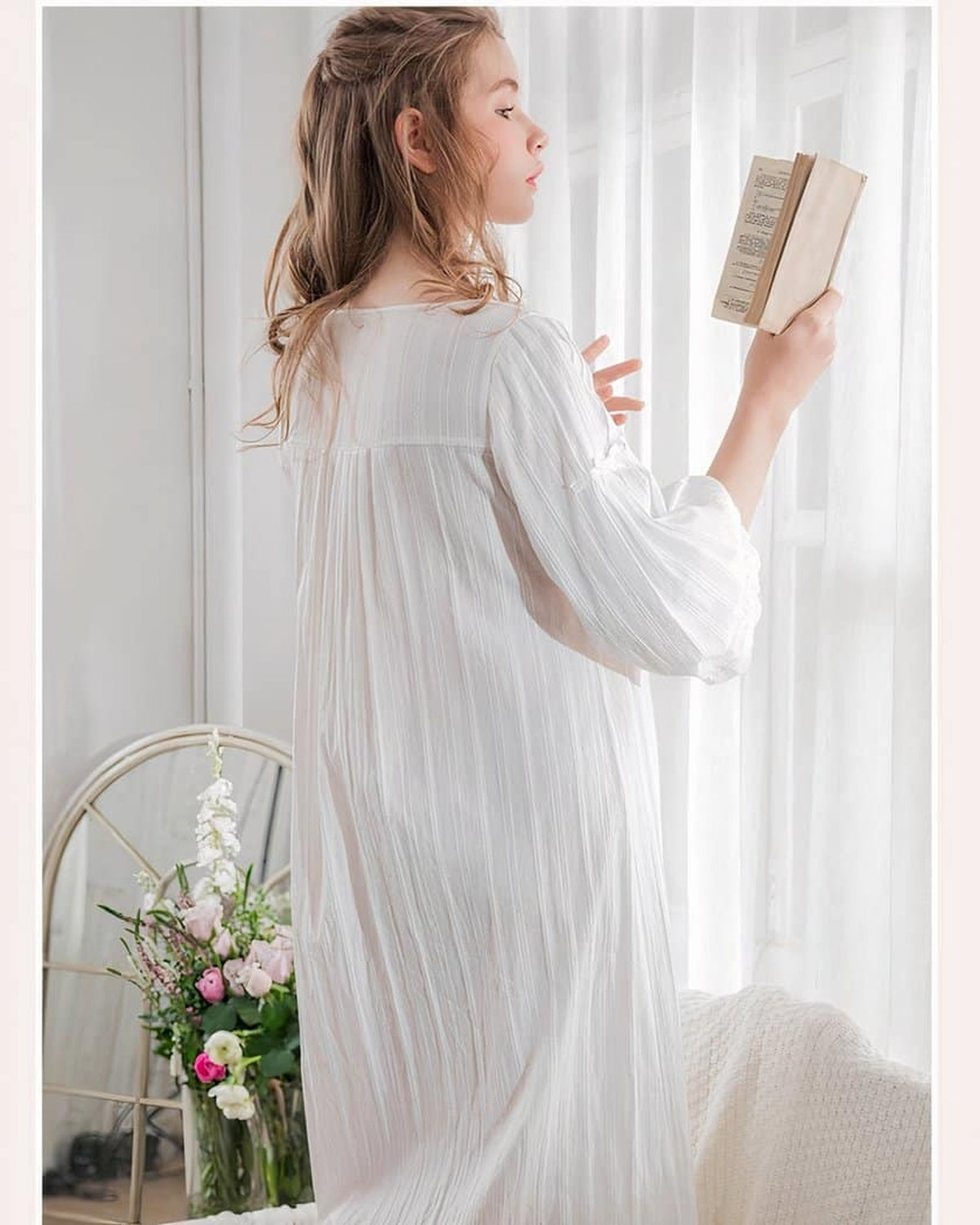 Nuisette blanche vintage portée près d'une fenêtre voilée, ambiance romantique