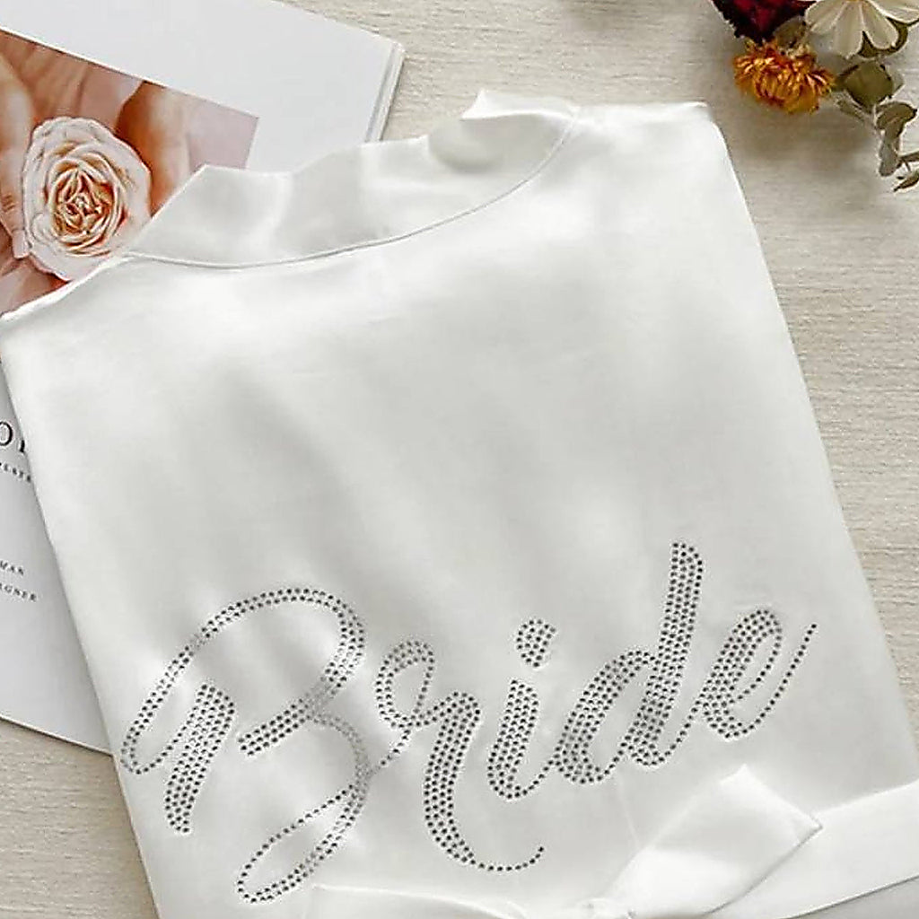 Le mot Bride en strass, bas dans le dos au-dessus de la ceinture